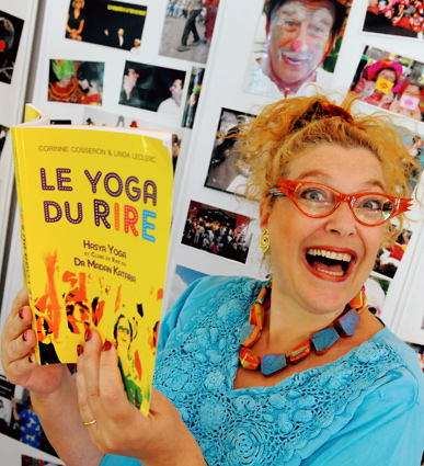 Corinne Cosseron lors de la sortie du seul ouvrage francophone sur le yoga du rire écrit avec son homologue canadienne Linda Leclerc